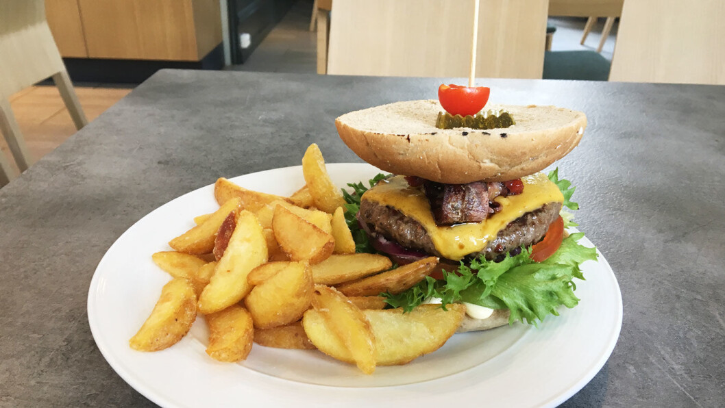 BESTSELGEREN: Den hjemmelagde Hei-burgeren serveres med sprøstekt bacon og bakte potetbåter. BESTSELGEREN: Den hjemmelagde Hei-burgeren serveres med sprøstekt bacon og bakte potetbåter.