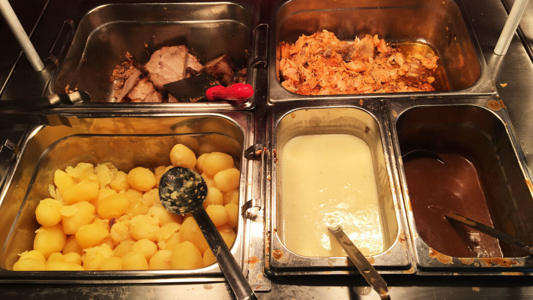 HVER SØNDAG: Buffet med laks, svinenakke, biff stroganoff, pølser og dessert til 260 kr. HVER SØNDAG: Buffet med laks, svinenakke, biff stroganoff, pølser og dessert til 260 kr.