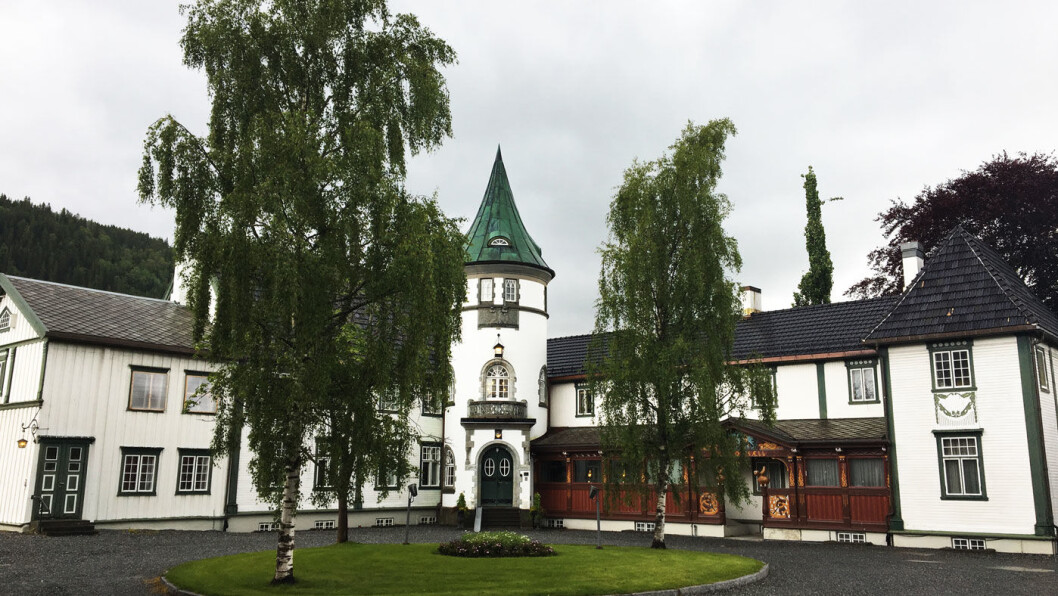 BÅRDSHAUG HERREGÅRD: Dette er en herregård med historisk sus, og mye er bevart som på slutten av 1800-tallet. BÅRDSHAUG HERREGÅRD: Dette er en herregård med historisk sus, og mye er bevart som på slutten av 1800-tallet.