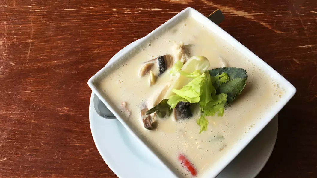THAI-SUPPE: Tom kha gai er en suppe med kylling, kokosmelk og sitrongress. 