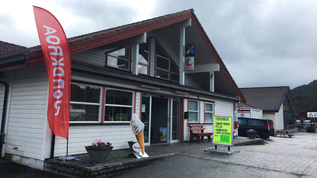 FJORDKROA: Butikksenter og ladestasjon, men lengst inn finner du en kafé med hyggelig lokale. FJORDKROA: Butikksenter og ladestasjon, men lengst inn finner du en kafé med hyggelig lokale.