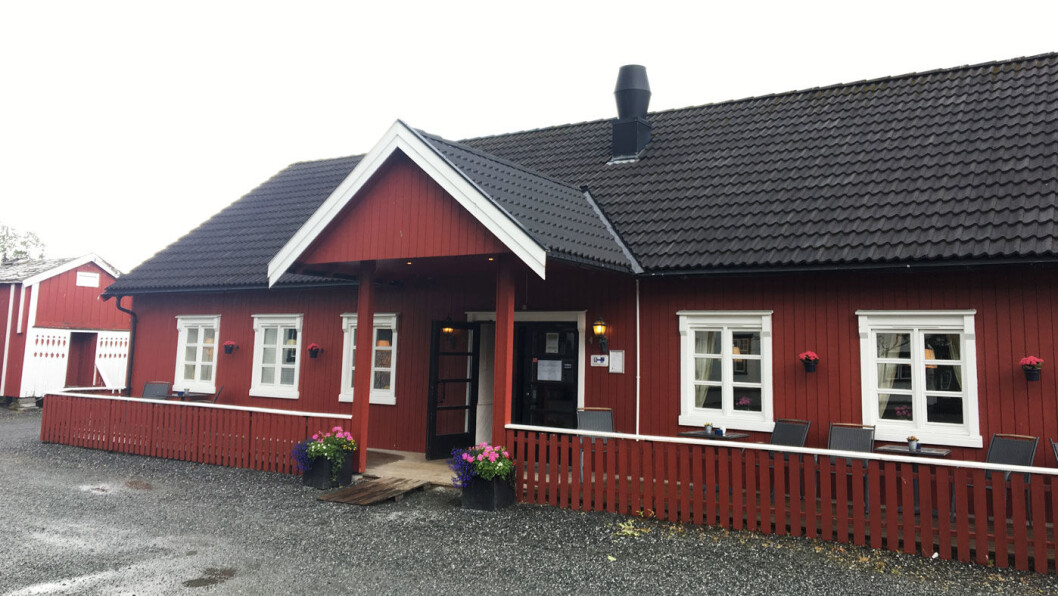KAFE OG SPISESTED: Kafeen ligger i et moderne bygg. Det er under oppussing, og vi er trygge på at det kommer til å bli lekkert det også. KAFE OG SPISESTED: Kafeen ligger i et moderne bygg. Det er under oppussing, og vi er trygge på at det kommer til å bli lekkert det også.