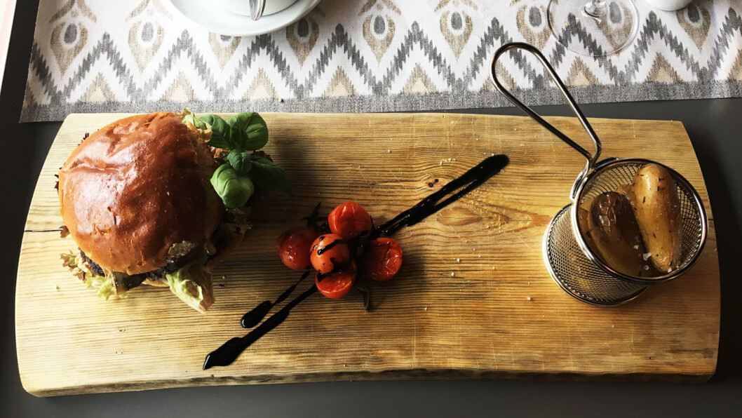 HERREGÅRDSBURGER: Burgeren er laget med lokale råvarer og hjemmebakt brioche-brød. HERREGÅRDSBURGER: Burgeren er laget med lokale råvarer og hjemmebakt brioche-brød.