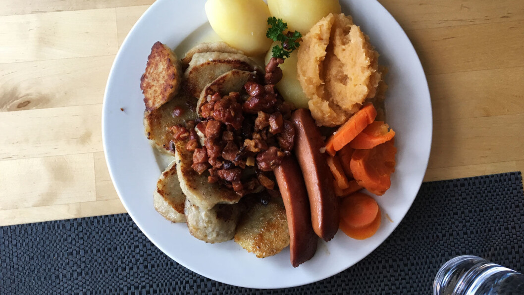 POTETBALL: Skikkelig lokal variant med stekt potetball, pølser og kålrabistappe. POTETBALL: Skikkelig lokal variant med stekt potetball, pølser og kålrabistappe.