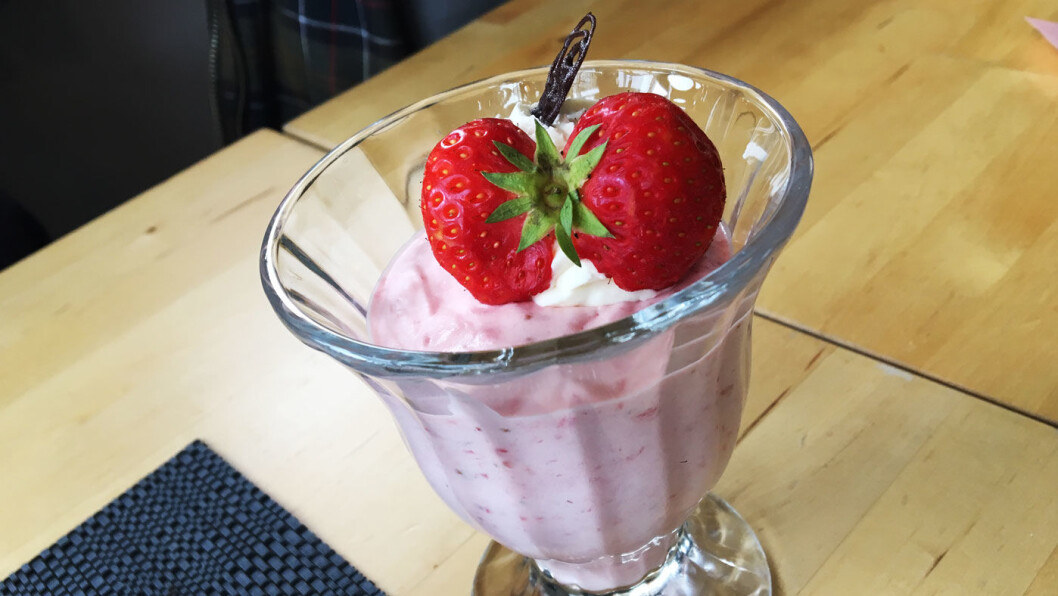 FRISK DESSERT: Hjemmelaget jordbærfromasj. FRISK DESSERT: Hjemmelaget jordbærfromasj.
