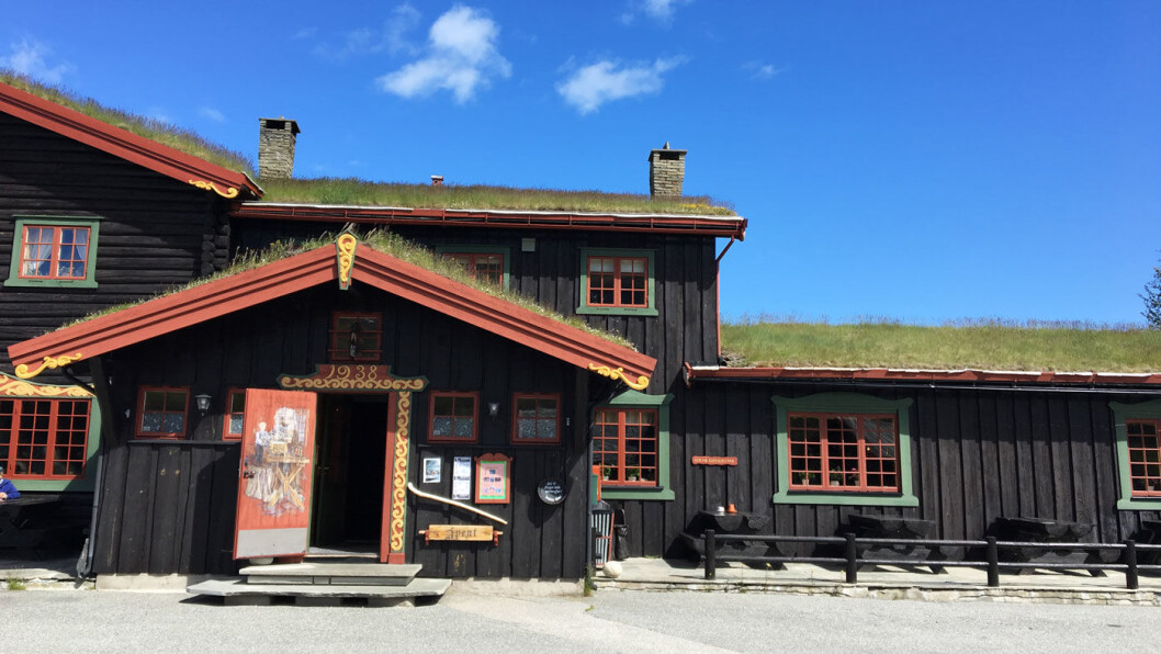 INNGANGEN: Det er trivelig å gå inn i Dovregubbens Hall. Bygget passer omgivelsene. INNGANGEN: Det er trivelig å gå inn i Dovregubbens Hall. Bygget passer omgivelsene.