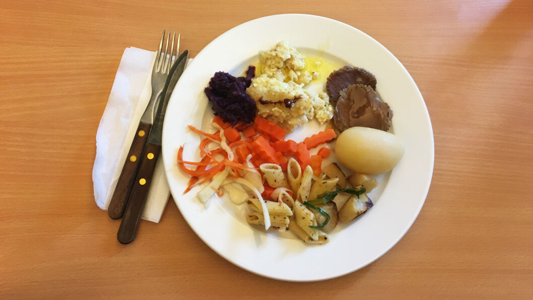 MIDDAGSBUFFET: På buffeten denne dagen er det fiskegrateng og svinesteik med poteter, salat og tilbehør. MIDDAGSBUFFET: På buffeten denne dagen er det fiskegrateng og svinesteik med poteter, salat og tilbehør.