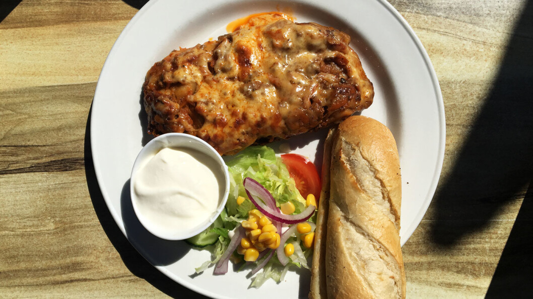 HJEMMELAGET: Lasagne med salat og én tomatskive og en fantastisk hjemmelaget, tyrkisk yoghurt. HJEMMELAGET: Lasagne med salat og én tomatskive og en fantastisk hjemmelaget, tyrkisk yoghurt.