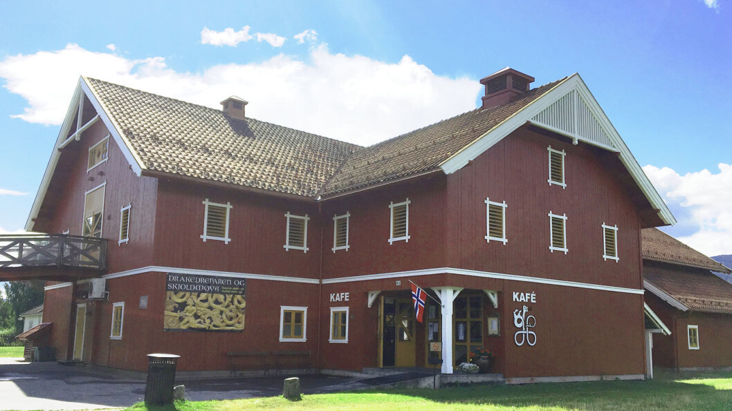 VED HEDDAL STAVKIRKE: Kafé Olea ligger i en gammel låve, og det er her du kjøper billetter hvis du vil inn i kirken. VED HEDDAL STAVKIRKE: Kafé Olea ligger i en gammel låve, og det er her du kjøper billetter hvis du vil inn i kirken.