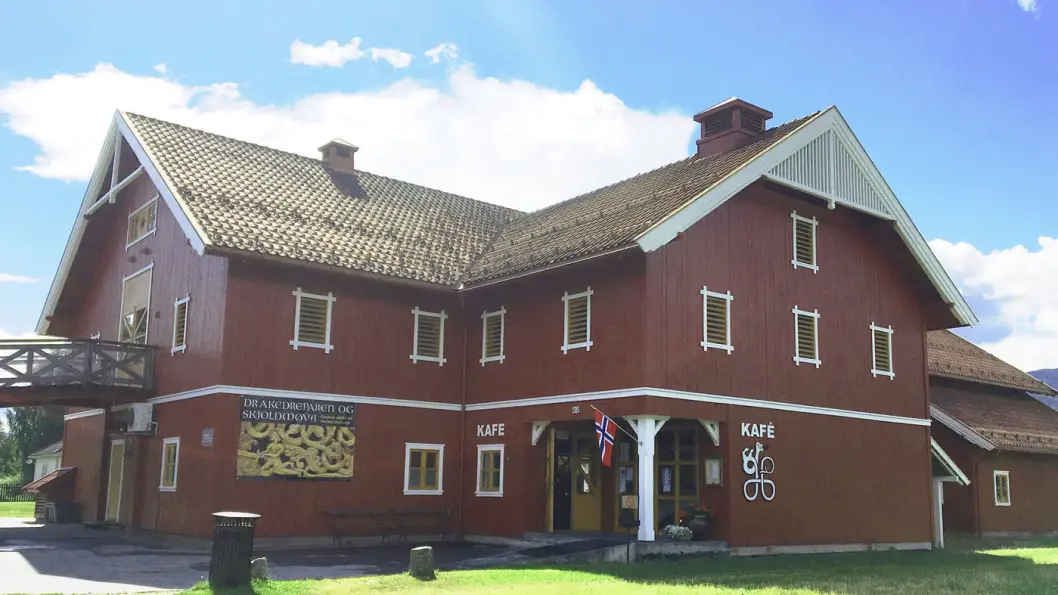VED HEDDAL STAVKIRKE: Kafé Olea ligger i en gammel låve, og det er her du kjøper billetter hvis du vil inn i kirken. VED HEDDAL STAVKIRKE: Kafé Olea ligger i en gammel låve, og det er her du kjøper billetter hvis du vil inn i kirken.