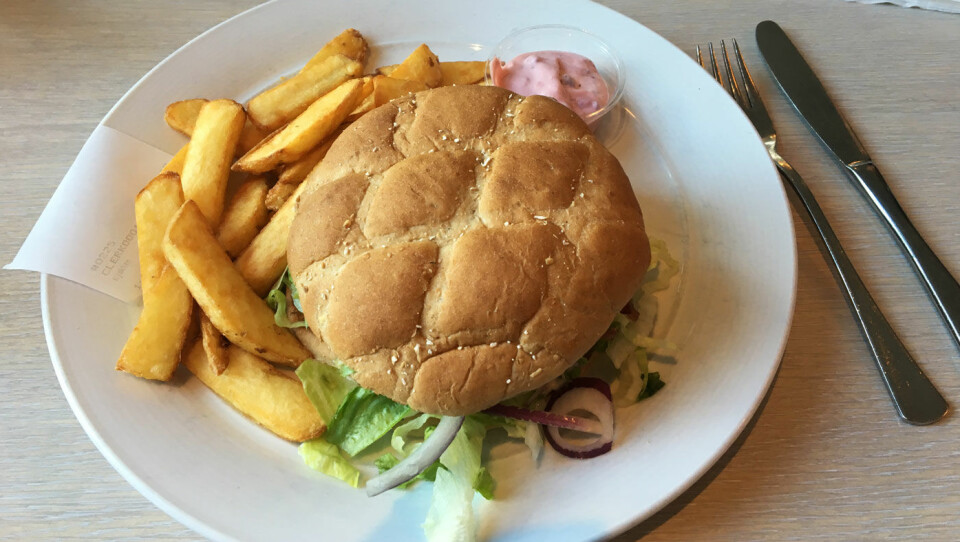 HUSETS SPESIAL: Elgburger med grovt hamburgerbrød, tyttebærrømme, viltdressing og tranebær chutney.