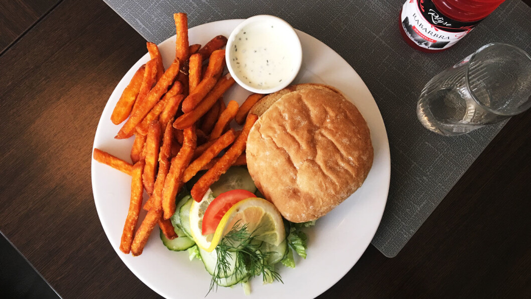 FISKEBURGER: På menyen står det flere burgere, også hjemmelaget lakseburger og en vegetarburger. FISKEBURGER: På menyen står det flere burgere, også hjemmelaget lakseburger og en vegetarburger.