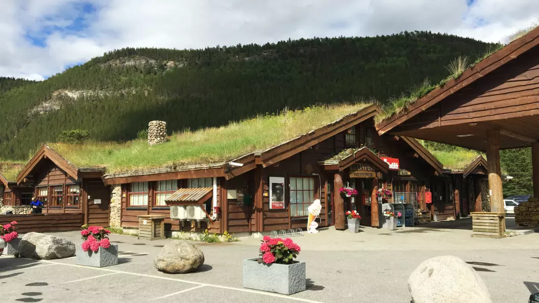 OPPLEVELSESSENTER: Saltdal Turistsenter tilbyr både overnatting og veimat. Du kan lade bilen og fylle bensin, men også lade batteriene med et besøk i kunstgalleriet, Nordland Nasjonalparksenter eller gå deg en tur.