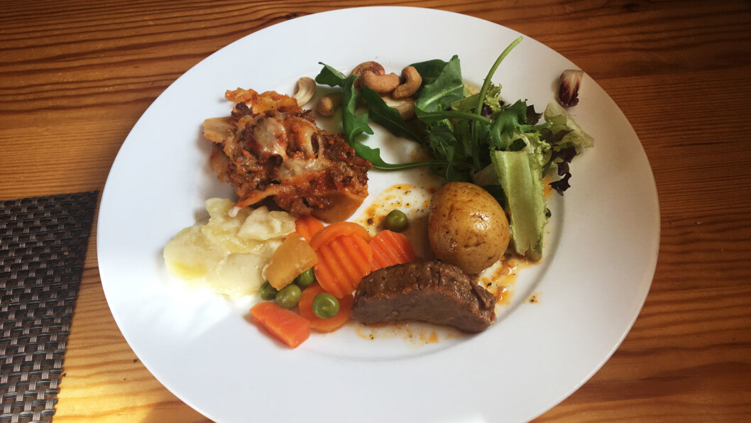 HVERDAGSBUFFET: Denne dagen kan du velge lasagne, nakkekoteletter, kyllinglår, stekt laks og kjøttkaker med tilbehør. HVERDAGSBUFFET: Denne dagen kan du velge lasagne, nakkekoteletter, kyllinglår, stekt laks og kjøttkaker med tilbehør.
