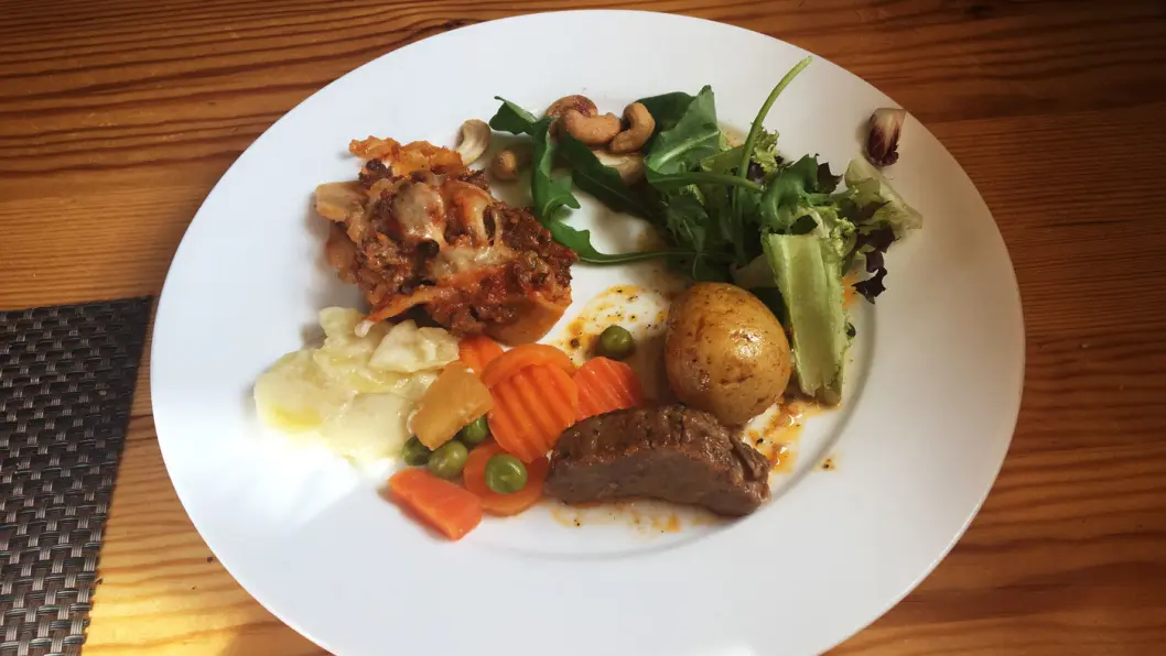 HVERDAGSBUFFET: Denne dagen kan du velge lasagne, nakkekoteletter, kyllinglår, stekt laks og kjøttkaker med tilbehør. HVERDAGSBUFFET: Denne dagen kan du velge lasagne, nakkekoteletter, kyllinglår, stekt laks og kjøttkaker med tilbehør.