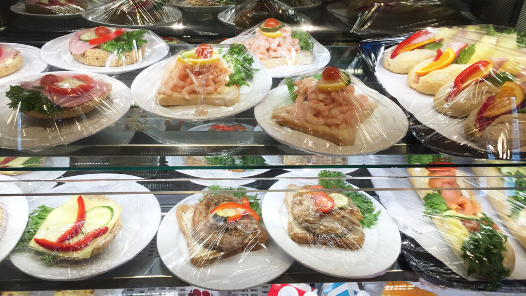 FØRSTEINNTRYKK: De klassiske veikrosmørbrødene, pakket i plast. OK det, men ikke veldig fristende. FØRSTEINNTRYKK: De klassiske veikrosmørbrødene, pakket i plast. OK det, men ikke veldig fristende.