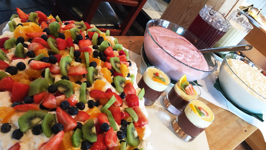 FRISTENDE: Dessertbuffeten hadde virkelig vært rosinene i pølsa og overgår mange av konkurrentene. Dessverre var den hjemmebakte kaken alt for seig. Det kan ha vært et unntakstilfelle. FRISTENDE: Dessertbuffeten hadde virkelig vært rosinene i pølsa og overgår mange av konkurrentene. Dessverre var den hjemmebakte kaken alt for seig. Det kan ha vært et unntakstilfelle.