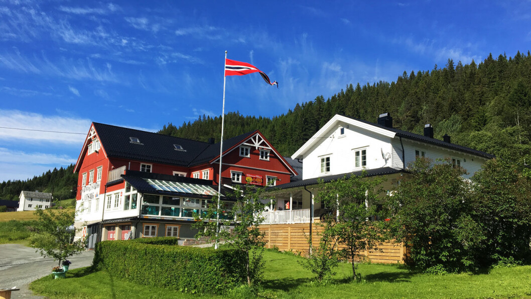 PICKUP CAFÉ: Her ligger Kortmanns lysfabrikk, et lite museum med morsomme, gamle ting, en gammeldags bensinstasjon og en amerikansk diner med hamburgere og milkshake på menyen. PICKUP CAFÉ: Her ligger Kortmanns lysfabrikk, et lite museum med morsomme, gamle ting, en gammeldags bensinstasjon og en amerikansk diner med hamburgere og milkshake på menyen.
