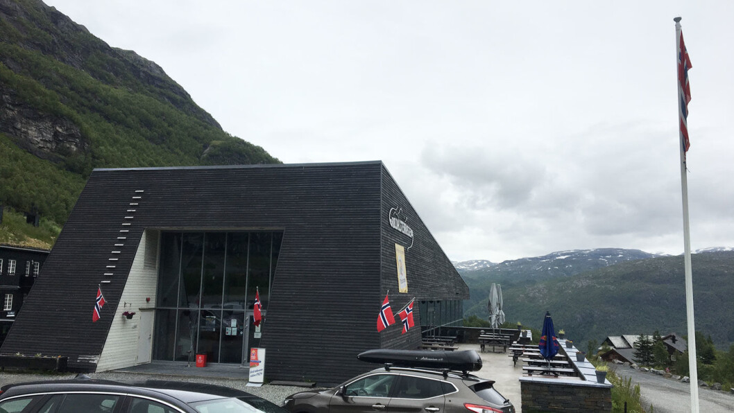 VINTERSPORTSSTED: Røldalterrassen ligger rett ved skiheisene i Røldal. Sommerstid er det stillere og roligere her. VINTERSPORTSSTED: Røldalterrassen ligger rett ved skiheisene i Røldal. Sommerstid er det stillere og roligere her.