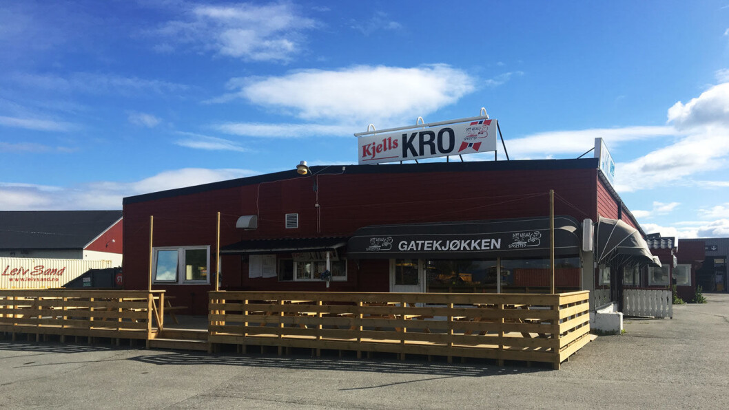 KJELLS KRO: Klemt inne mellom trailere og containere ligger veikroa utenfor Levanger. KJELLS KRO: Klemt inne mellom trailere og containere ligger veikroa utenfor Levanger.