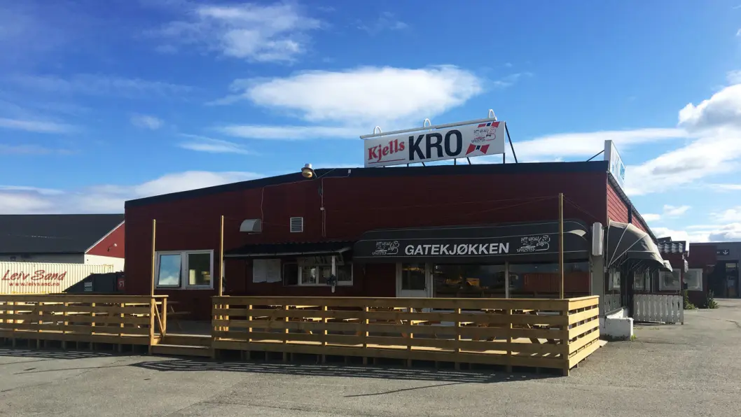 KJELLS KRO: Klemt inne mellom trailere og containere ligger veikroa utenfor Levanger. KJELLS KRO: Klemt inne mellom trailere og containere ligger veikroa utenfor Levanger.