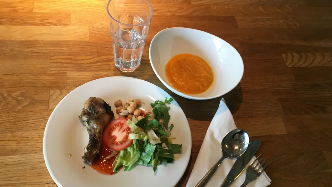 SOMMERBUFFET: Om vinteren har de en annen meny, men om sommeren er det først og fremst buffet. SOMMERBUFFET: Om vinteren har de en annen meny, men om sommeren er det først og fremst buffet.