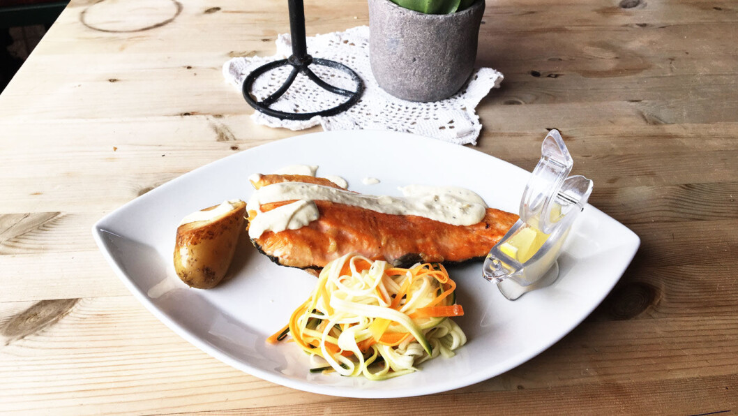 LOKALMAT: Det står flere lokale retter på menyen, blant annet fjellaure med rømmesaus. LOKALMAT: Det står flere lokale retter på menyen, blant annet fjellaure med rømmesaus.