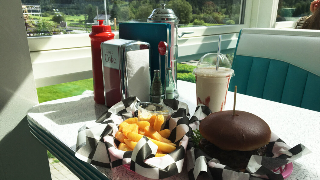 I SINE RETTE OMGIVELSER: Hamburger og milkshake servert i en amerikansk diner i Trøndelag. I SINE RETTE OMGIVELSER: Hamburger og milkshake servert i en amerikansk diner i Trøndelag.