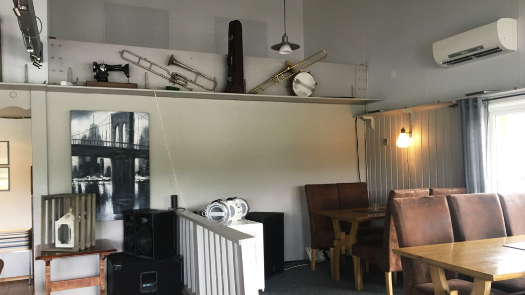STORSTUA: Nyoppusset, høyt under taket og gode stoler. STORSTUA: Nyoppusset, høyt under taket og gode stoler.