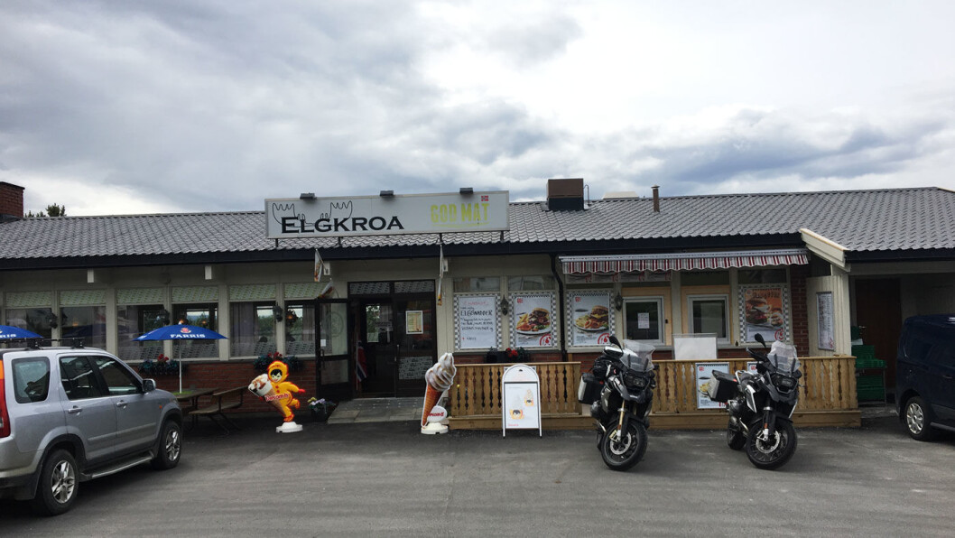 ELGKROA: Elgkarbonader, elgburger og selvfølgelig elgsnadder i tillegg til mer alminnelig veikromat. ELGKROA: Elgkarbonader, elgburger og selvfølgelig elgsnadder i tillegg til mer alminnelig veikromat.