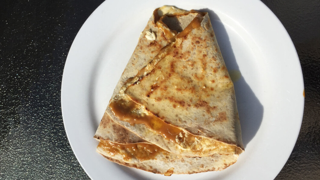 TRADISJON: Denne lefsa med møsbrøm var fint brettet, men ble litt for kraftig for oss som dessert etter lunsjen. Skulle serveres med kald melk, men melken så vi ikke noe til. TRADISJON: Denne lefsa med møsbrøm var fint brettet, men ble litt for kraftig for oss som dessert etter lunsjen. Skulle serveres med kald melk, men melken så vi ikke noe til.