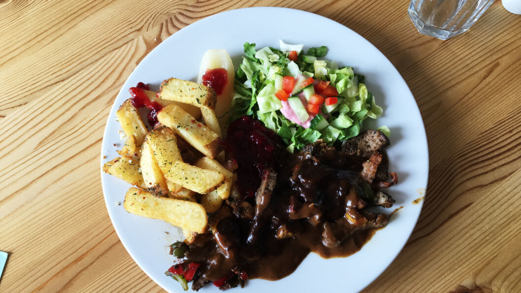 SNADDER: Elgkjøtt med to sauser, urtebakte poteter, tyttebærdressing og kokt pære med gelé. SNADDER: Elgkjøtt med to sauser, urtebakte poteter, tyttebærdressing og kokt pære med gelé.