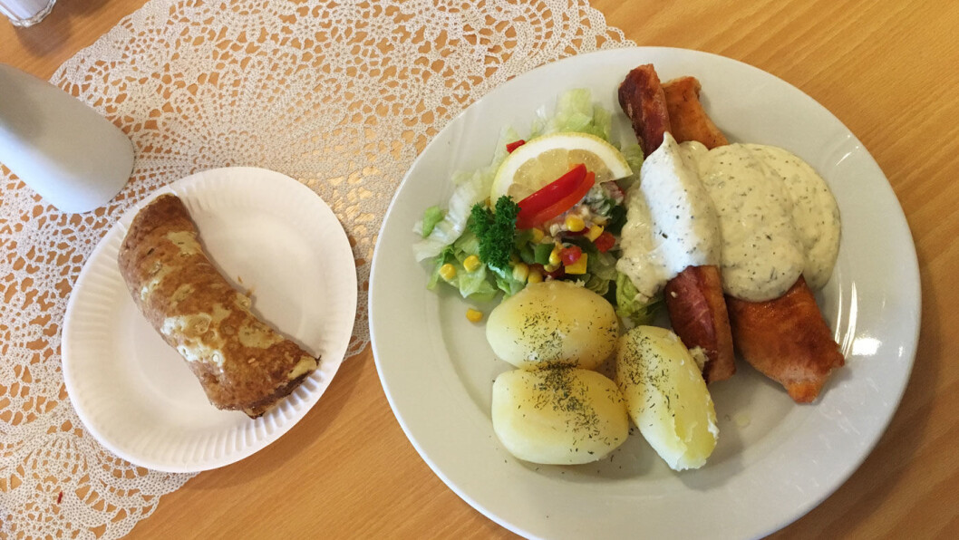 LITT LOKALT: Stekt laks med rømmesaus og kikkil med gomme, en slags lokal svele. LITT LOKALT: Stekt laks med rømmesaus og kikkil med gomme, en slags lokal svele.