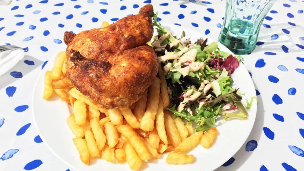 KYLLINGTALLERKEN: Ikke noe å si på størrelsen; en halv kylling og raust med pommes frites. KYLLINGTALLERKEN: Ikke noe å si på størrelsen; en halv kylling og raust med pommes frites.