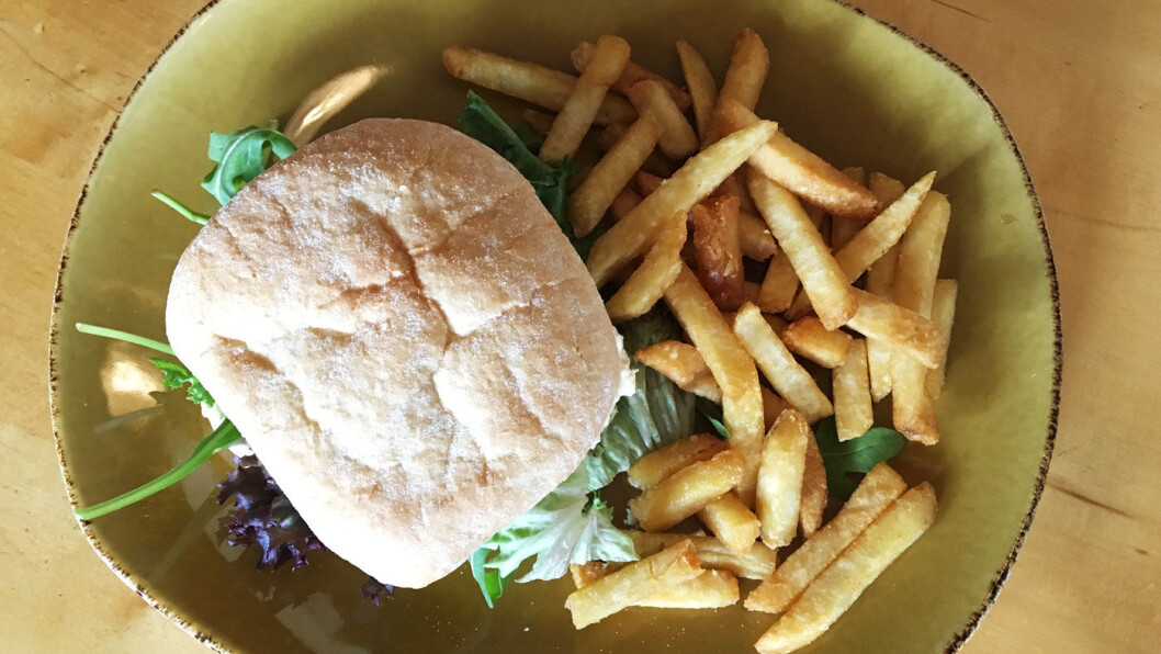 GOURMETBURGER: Burgeren er laget av kalvekjøtt fra egen gård. GOURMETBURGER: Burgeren er laget av kalvekjøtt fra egen gård.