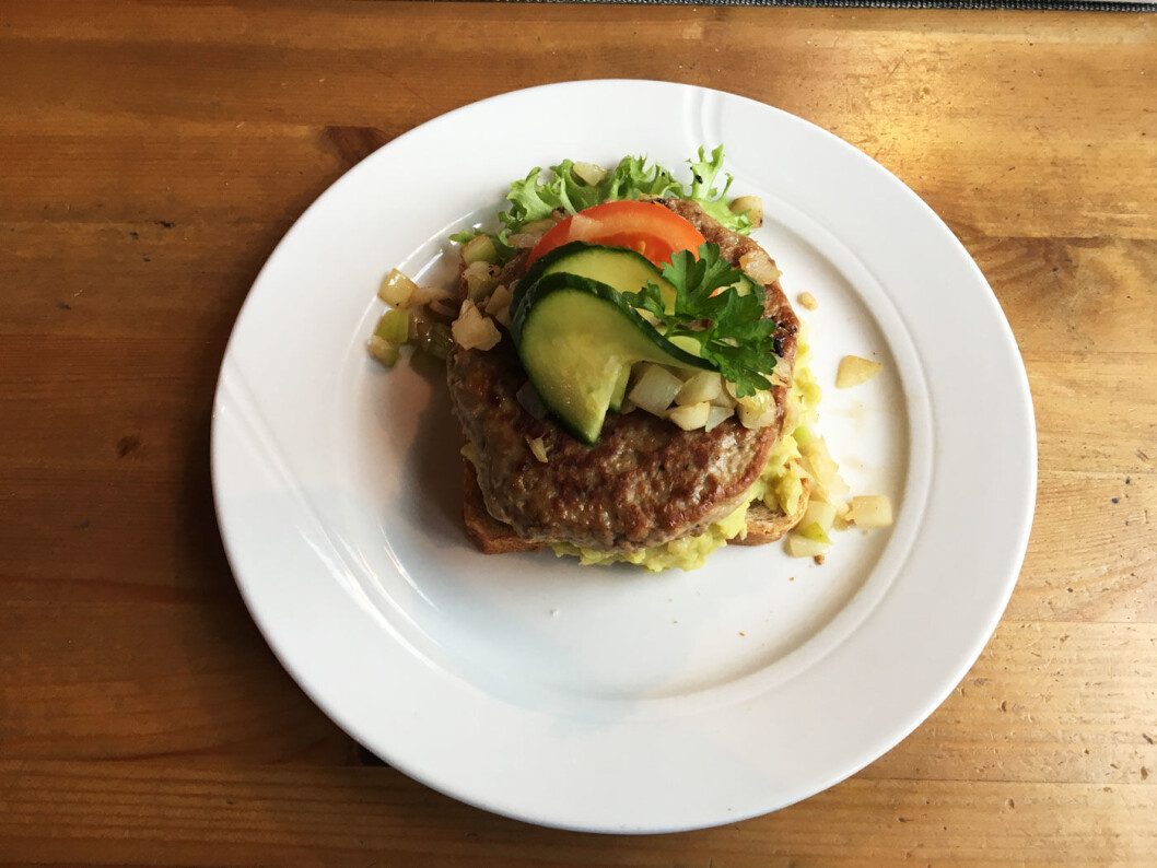 EN SLAGS HUSMANNSKOST: Det er burgere som preger menyen, men et smørbrød med hjemmelaget karbonade og ertestuing er et godt alternativ. EN SLAGS HUSMANNSKOST: Det er burgere som preger menyen, men et smørbrød med hjemmelaget karbonade og ertestuing er et godt alternativ.