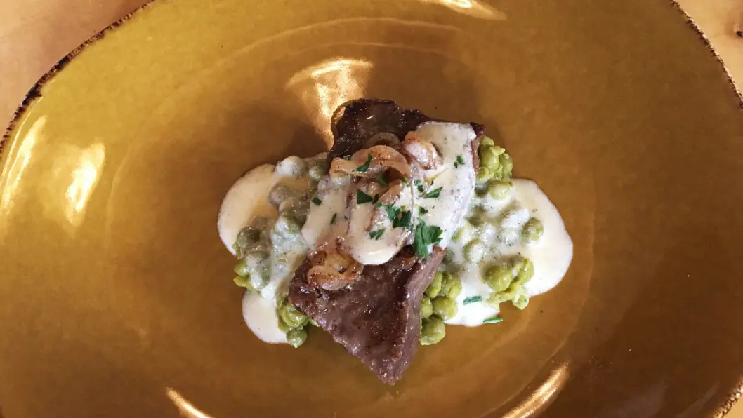 FANTASTISK GODT: Ferskt hvalkjøtt med en himmelsk smørsaus til. FANTASTISK GODT: Ferskt hvalkjøtt med en himmelsk smørsaus til.