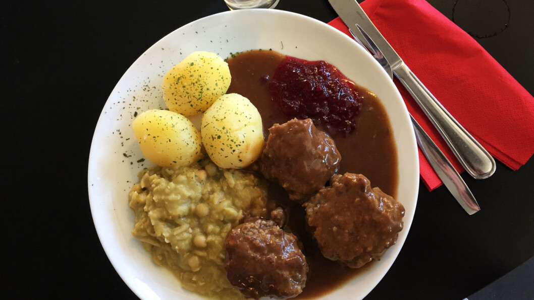 KLASSIKEREN: Veldig gode kjøttkaker, men vi kunne klart oss uten det tørre persilledrysset på potetene. KLASSIKEREN: Veldig gode kjøttkaker, men vi kunne klart oss uten det tørre persilledrysset på potetene.