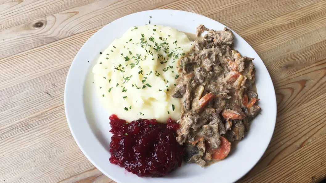 NORDNORSK MAT: På en meny med gatekjøkkenmat finner vi et lite lyspunkt, og det er reinsdyrgryta. NORDNORSK MAT: På en meny med gatekjøkkenmat finner vi et lite lyspunkt, og det er reinsdyrgryta.