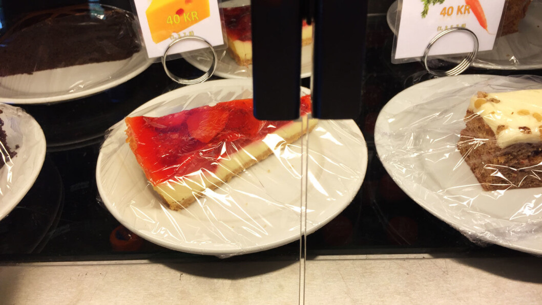 SØTT TIL KAFFEN: Flere sorter kake i disken. SØTT TIL KAFFEN: Flere sorter kake i disken.