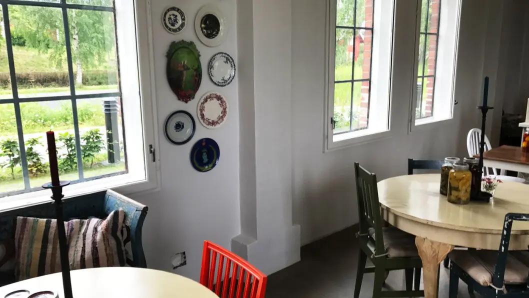 INTERIØR: Interiøret er først og fremst hjemmekoselig, og det er sjeldent å kunne nyte veimat i så hyggelige omgivelser. INTERIØR: Interiøret er først og fremst hjemmekoselig, og det er sjeldent å kunne nyte veimat i så hyggelige omgivelser.