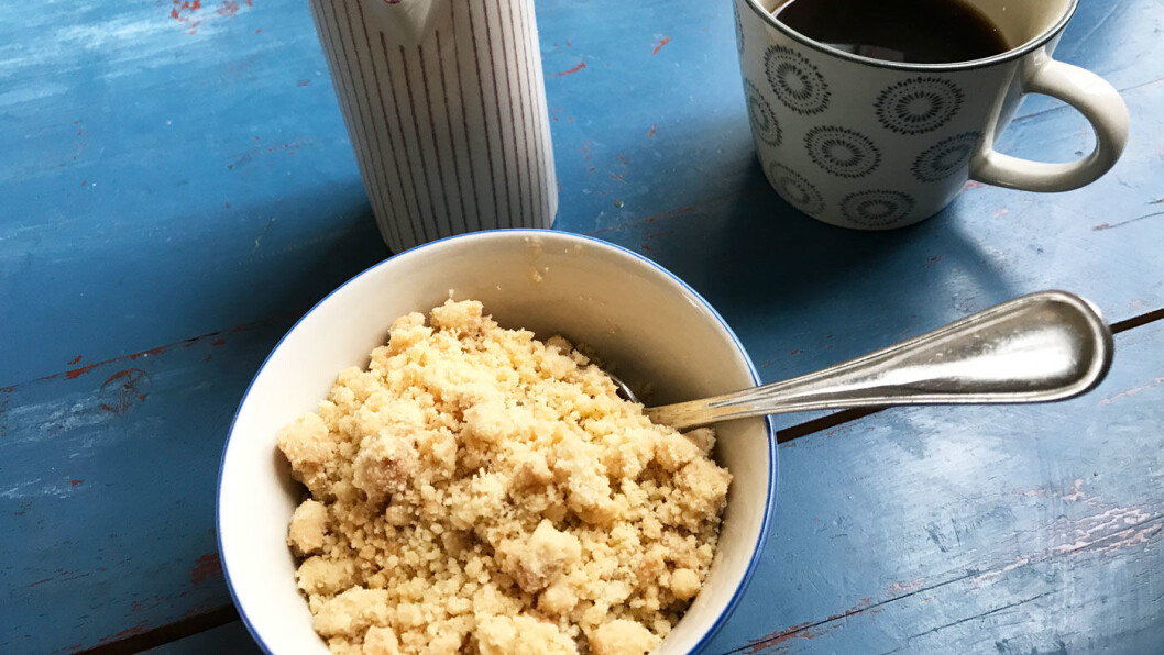 NAM-NAM: Vi ble så oppslukt av den gode maten at vi glemte å få med bilder av den, men her er desserten. Rabarbra-crumble med skikkelig god vaniljesaus. NAM-NAM: Vi ble så oppslukt av den gode maten at vi glemte å få med bilder av den, men her er desserten. Rabarbra-crumble med skikkelig god vaniljesaus.