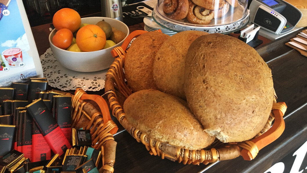 NYBAKT: Ferskt, hjemmebakt brød på disken, det må vi bare kjøpe med oss hjem. NYBAKT: Ferskt, hjemmebakt brød på disken, det må vi bare kjøpe med oss hjem.