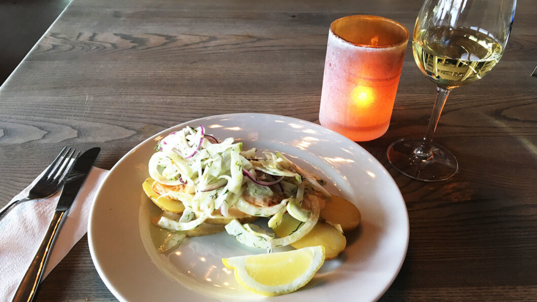 LEKKERT LAGT OPP: Fersk laks med fennikelsalat med eple og en fantastisk saus. LEKKERT LAGT OPP: Fersk laks med fennikelsalat med eple og en fantastisk saus.