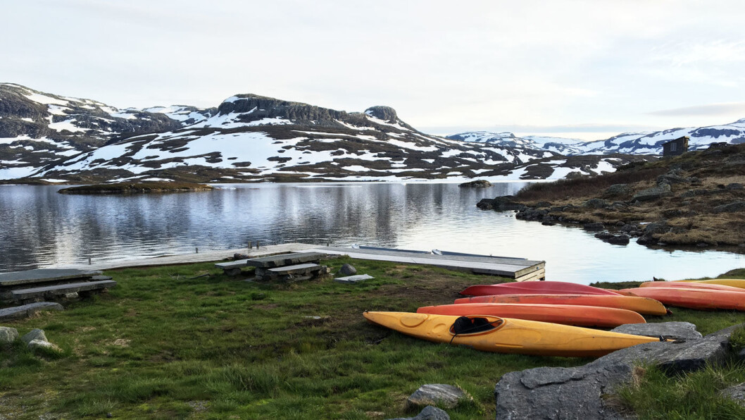 UTSIKT: Fra spisestua kan du se utover vannet og de snøkledde fjellene. UTSIKT: Fra spisestua kan du se utover vannet og de snøkledde fjellene.
