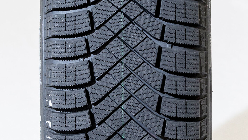 ALLROUNDER: Pirelli-dekket bremser bra på det meste, unntatt våt asfalt. ALLROUNDER: Pirelli-dekket bremser bra på det meste, unntatt våt asfalt.