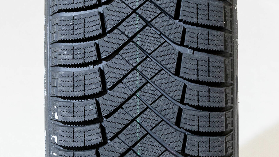 ALLROUNDER: Pirelli-dekket bremser bra på det meste, unntatt våt asfalt.