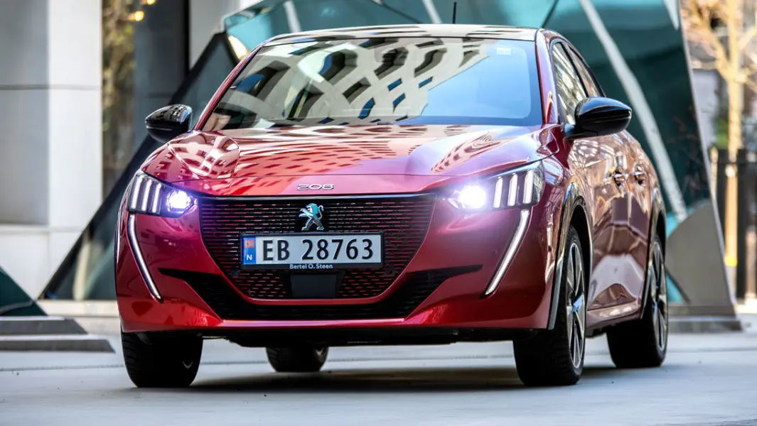 STILIG: Peugeot e-208 er stilig og sporty fra alle vinkler, etter Motors mening. STILIG: Peugeot e-208 er stilig og sporty fra alle vinkler, etter Motors mening.