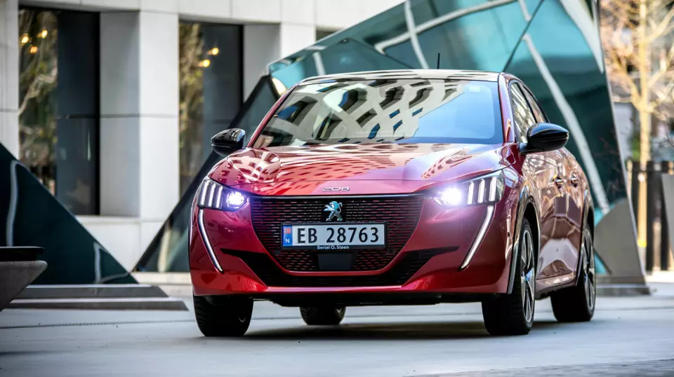LYSDESIGN: Klørne til en løve – Peugeots merkesymbol – går igjen i lysdesignet både foran og bak.