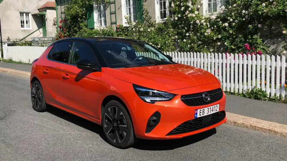 FARGERIK: Den oransje fargen signaliser at dette er en helt ny bil. Og Opel Corsa-e har absolutt interessante egenskaper i denne klassen, ikke minst når man ser på pris. Foto: Øivind A. Monn-Iversen